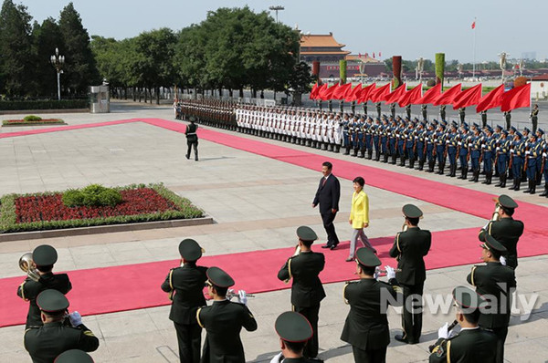 ▲ 박근혜 대통령이 27일 중국 베이징 공항에 도착했다. ⓒ 뉴데일리 (청와대 제공)