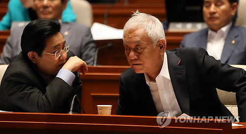 ▲ 김한길 민주당 대표(오른쪽)와 전병헌 원내대표가 27일 국회에서 열린 의원총회에서 대화하고 있다.ⓒ연합뉴스