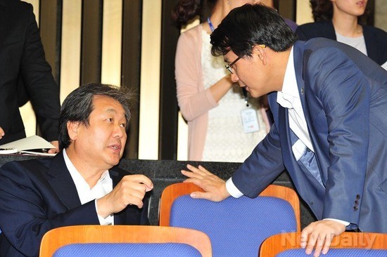 ▲ 27일 국회에서 열린 새누리당 의원총회에서 윤상현 의원과 대화를 나누고 있는 김무성 의원. ⓒ이종현 기자