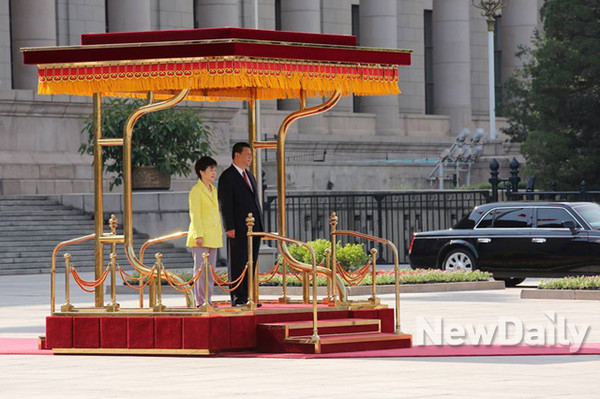 ▲ 박근혜 대통령이 27일 시진핑 중국 국가주석과 함께 공식환영식 행사에 임하고 있다. ⓒ 뉴데일리(청와대 제공)