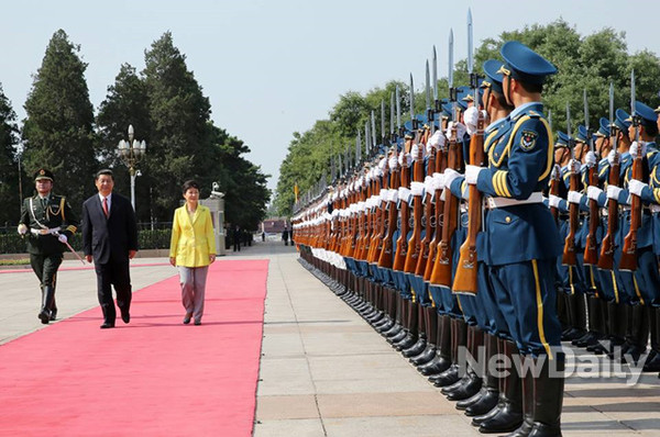 ▲ 박근혜 대통령이 27일 시진핑 중국 국가주석과 천안문광장 인근 인민대회당 동문앞 광장에서 중국의장대를 사열했다.  ⓒ 뉴데일리(청와대 제공)