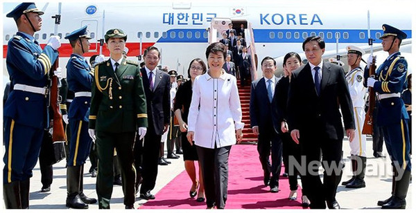 ▲ 27일 베이징 도착 당시 흰색 상의를 입고 있던 박근혜 대통령. 박 대통령은 공식행사 때는 윗옷을 노란색으로 갈아입었다.   ⓒ 뉴데일리(청와대 제공)