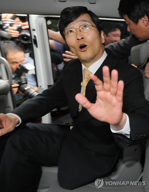 ▲ 법원에서 징역 1년형이 확정돼 교육감직을 상실한 곽노현(58) 전 서울시교육감이 28일 오후 서울 서초구 서초동 서울중앙지검 앞에서 기자회견을 가진 뒤 차량에 탑승해 손을 흔들고 있다. 곽 전 교육감은 이날 오후 구치소에 수감된다. 2012.9.28 ⓒ연합뉴스