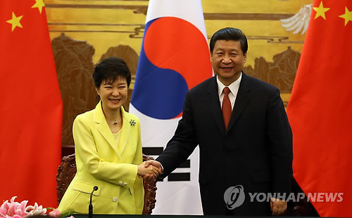 박근혜 대통령과 시진핑 중국 국가주석이 악수하고 있다.ⓒ