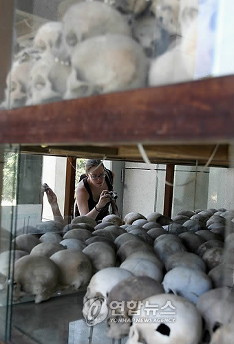 학살당한 캄보디아 사람들의 유골이 이제는 관광의 대상이 되고 있다.