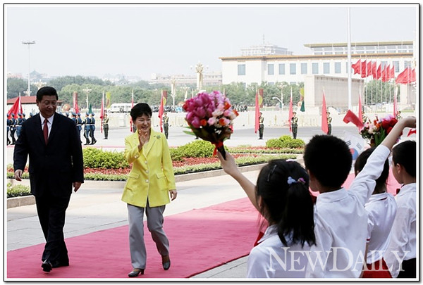 ▲ 박근혜 대통령이 시진핑 중국 국가주석과 천안문광장 인근 인민대회당 동문앞 광장에서 환영 인파에 인사를 건네고 있다. ⓒ 뉴데일리