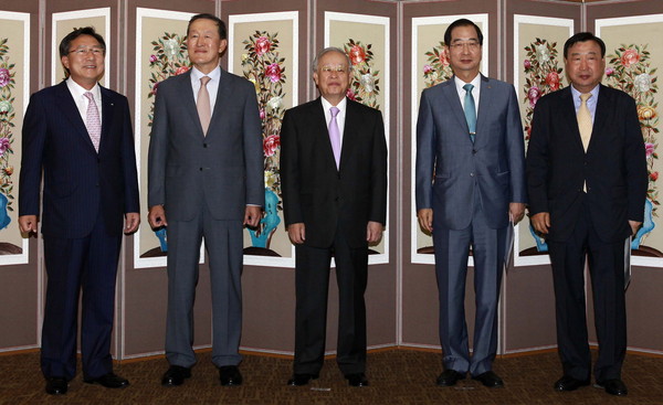 ▲ ⓒ사진 좌측부터 중소기업중앙회 김기문 회장, 전국경제인연합회 허창수 회장, 대한상공회의소의 손경식 회장, 한국무역협회 한덕수 회장, 한국경영자총협회 이희범 회장.