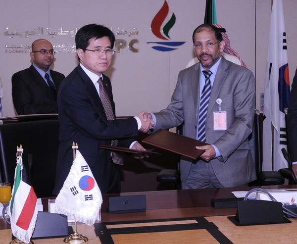 ▲ ⓒ대림산업 홍성덕 상무와 KNPC 모하메드 가지 알 무타이리(Mohamed Ghazi Al-Mutairi) 대표가 계약서를 교환하는 모습.