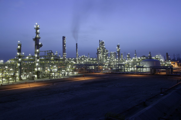 ▲ ⓒ대림산업 홍성덕 상무와 KNPC 모하메드 가지 알 무타이리(Mohamed Ghazi Al-Mutairi) 대표가 계약서를 교환하는 모습.