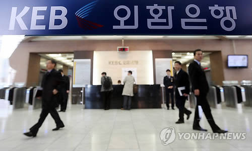 ▲ (사진=연합뉴스) 이번 TF 구성을 놓고, 금융권 일각에서는 "[투 뱅크 체제] 종식을 위한 신호탄 아니냐"는 관측이 나오고 있다.