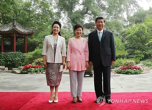 ▲ 중국을 국빈 방문 중인 박근혜 대통령이 28일 오후 베이징 댜오위타이에서 시진핑 국가주석, 퍼스트레이디인 펑리위안 여사와 오찬에 앞서 기념촬영을 하고 있다. ⓒ 연합뉴스