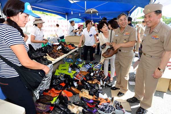 ▲ 해군장병과 가족들은 서울, 계룡대, 부산, 진해에서 바자회와 모금행사를 통해 영화제작비로 10억 원을 모았다.