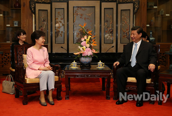 ▲ 박근혜 대통령이 28일 전일에 이어 시진핑 중국 국가주석과 회동하고 있다. ⓒ 뉴데일리