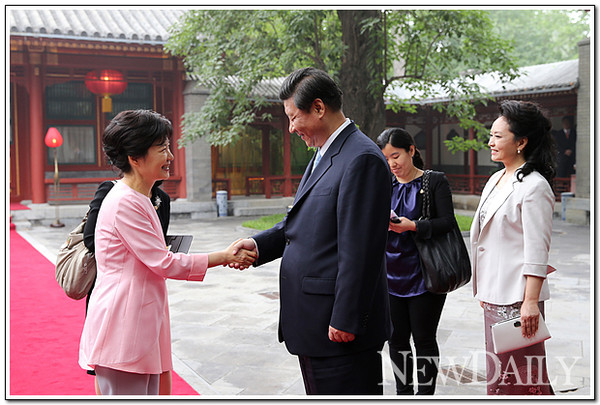 ▲ 박근혜 대통령이 28일(현지시간) 중국 베이징에서 시진핑 국가주석의 초청한 오찬에서 악수를 나누고 있다. ⓒ 뉴데일리