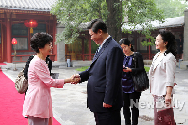 ▲ 박근혜 대통령이 28일 시진핑 국가주석과 특별오찬을 마친뒤 악수를 나누고 있다. 맨 오른쪽에는 영부인인 펑리위안 여사. ⓒ 뉴데일리