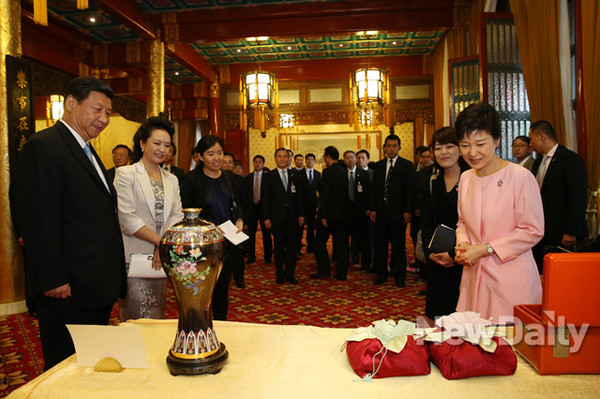 ▲ 박근혜 대통령이 28일 시진핑 국가주석 내외에게 선물을 전달하고 있다.  ⓒ 뉴데일리