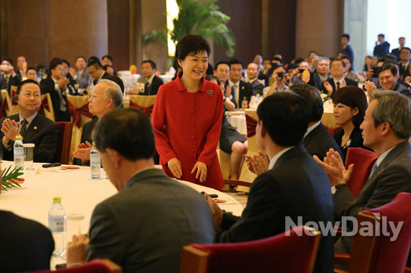 ▲ 박근혜 대통령이 28일 한중 비즈니스포럼에서 인사하고 있다. ⓒ 뉴데일리