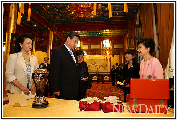 ▲ 박근혜 대통령과 시진핑 중국 국가주석 내외가 28일(현지시간) 오전 오찬을 함께 했다. 사진은 이날 오찬 이후 양국이 선물을 교환하는 모습. ⓒ 뉴데일리