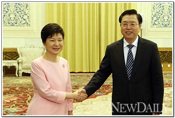 ▲ 박근혜 대통령과 장더장 중국 전인대 상무위원장이 28일(현지시간) 면담을 갖고 악수를 나누고 있다. ⓒ 뉴데일리