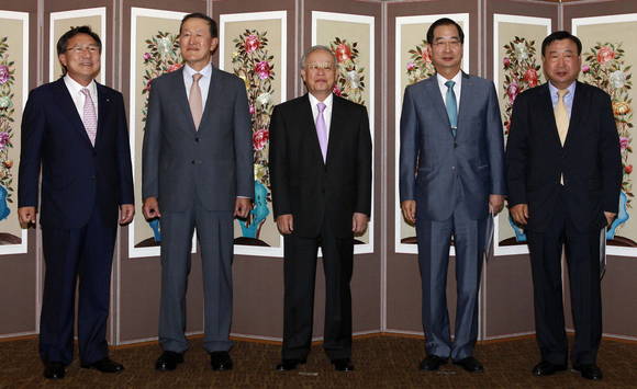 ▲ 사진 좌측부터 중소기업중앙회 김기문 회장, 전국경제인연합회 허창수 회장, 대한상공회의소의 손경식 회장, 한국무역협회 한덕수 회장, 한국경영자총협회 이희범 회장.