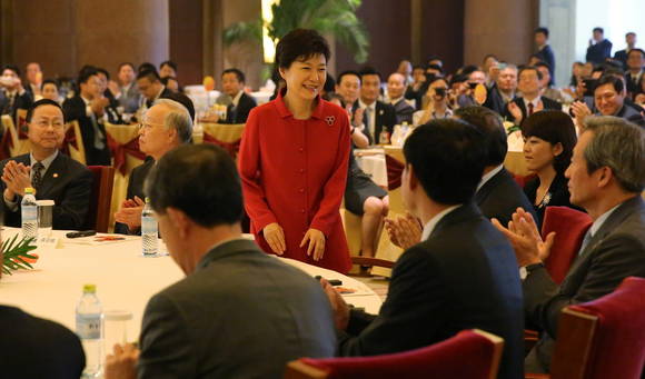 ▲ 북경 조어대에서 열린 [한-중 비즈니스 포럼]에서 박근혜 대통령이 경제인들과 인사를 나누는 모습.