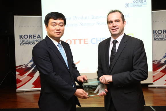 ▲ ▲ 지난 27일 63컨벤션 센터에서 개최된 Frost & Sullivan Korea Excellence Awards에서 강경보  연구소 이사(왼쪽)와 앤드류 밀로이  태평양 지역 ICT 사업부 부사장(오른쪽)이 기념촬영을 하고 있다.