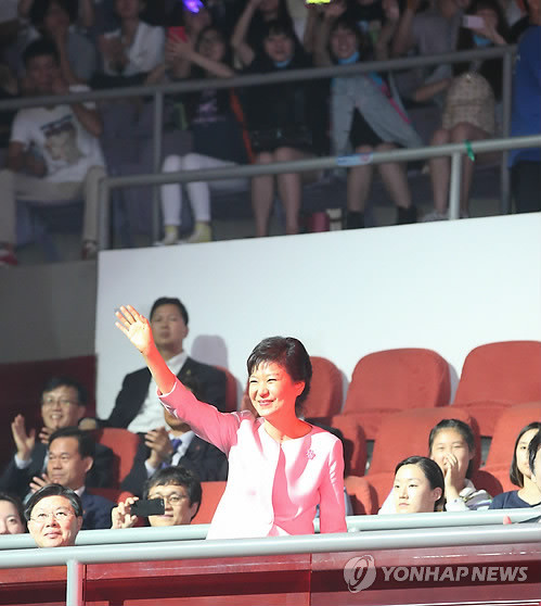 ▲ 박근혜 대통령이 중국 국빈방문 둘째날인 28일 중국 국가올림픽체육중심체육관서 열린 2013 한중 우정콘서트를 찾아 한류팬들에게 손을 들어 인사하고 있다. ⓒ 연합뉴스