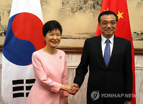 ▲ 박근혜 대통령이 28일 오후 베이징 조어대에서 열린 리커창 중국 총리와 면담에 앞서 악수하고 있다. ⓒ 연합뉴스