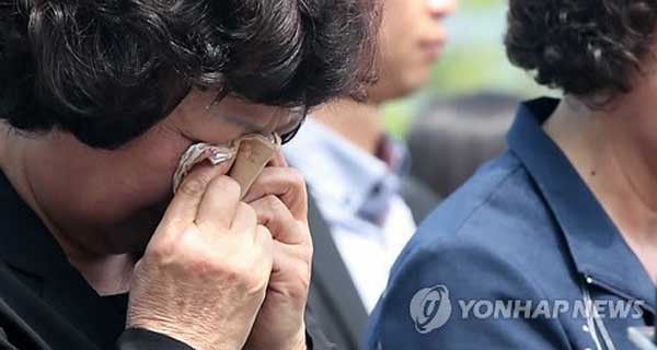 ▲ 제2연평해전 추모식에서 눈물을 흘리는 전사자 유가족. [사진: 연합뉴스]