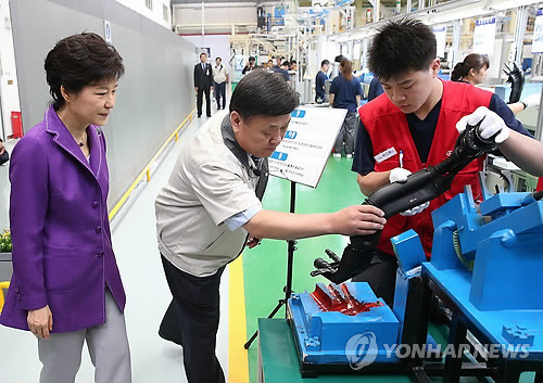 ▲ 중국을 국빈 방문중인 박근혜 대통령이 29일 자동차 부품 생산업체인 베이징 코리아에프티 공장을 찾아 플라스틱 주유관을 살펴보고 있다. ⓒ 연합뉴스