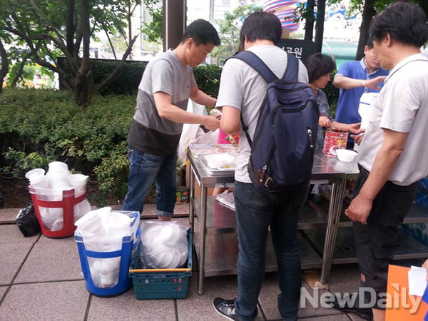 ▲ 29일 광화문 파이낸셜 센터 앞에서 [종친떼] 집회가 열렸다. 공짜 팥빙수를 나눠주고 있다. ⓒ윤희성