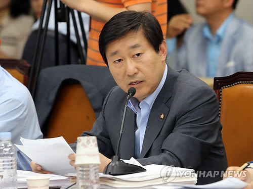 ▲ 민주당 박범계 의원이 지난 26일 국회에서 열린 법제사법위원회 전체회의에서 권영세 주중 대사의 녹음파일을 공개하는 모습. ⓒ연합뉴스