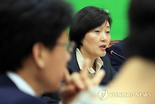 ▲ 민주당 박영선 의원이 지난 27일 오전 국회 원내대표실에서 열린 고위정책회의에서 새누리당을 비난하고 있다. ⓒ연합뉴스