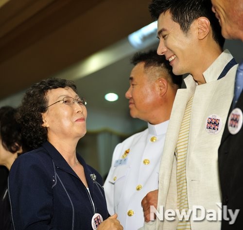 ▲ 아들이 돌아 온 듯  기쁘게 대화하는 유가족