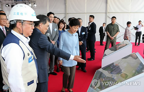 ▲ 중국을 국빈방문 중인 박근혜 대통령이 30일 오전 산시성 시안에 삼성전자가 건설 중인 반도체공장 현장을 방문, 현장 설명을 듣고 있다. 이 자리에는 이재용 부회장, 권오현 부회장 등이 참석했다. ⓒ 연합뉴스