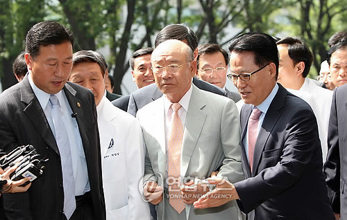 2009년 8월14일 전두환 전 대통령이 김대중 전 대통령을 병문안 하기 위해 연세대 세브란스병원으로 들어가고 있다. 오른쪽 안내를 해주는 이가 박지원 의원. ⓒ연합뉴스