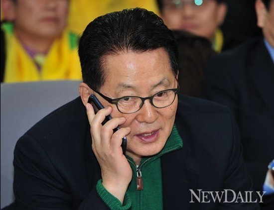 지난해 민주당 대선 캠프에서 조용히 전화를 받고 있는 박지원 의원. ⓒ정상윤 기자