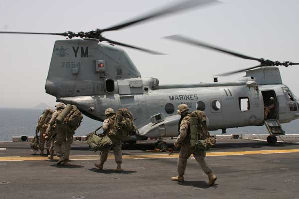 ▲ 美해병대가 MV-22 오스프리 대신 사용 중인 CH-46 시나이트 헬기. CH-47 치누크보다 작지만 수송능력은 뛰어난 편이다.