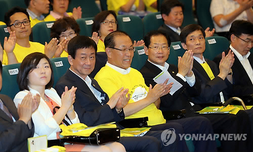 ▲ 희귀ㆍ난치성질환연합회 이사장으로 취임한 황우여 새누리당 대표와 진영 보건복지부 장관이 1일 국회 도서관 강당에서 열린 '2013희귀ㆍ난치성질환자의 날 기념식'에서 박수치고 있다.ⓒ연합뉴스