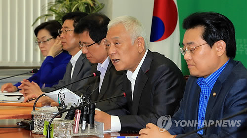 ▲ 김한길 민주당 대표가 1일 오전 국회 당 대표실에서 열린 최고위원회의에서 모두 발언을 하고 있다.ⓒ연합뉴스