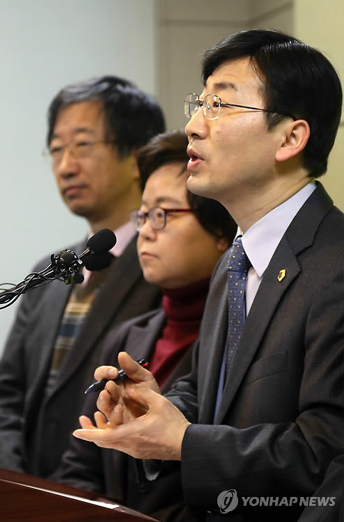 ▲ 김형태 교육의원(오른쪽). 올해 1월 25일 서울시 학생인권조례 1주년을 기념해 서울시의회 기자실에서 열린 기자회견 당시 모습.ⓒ 연합뉴스