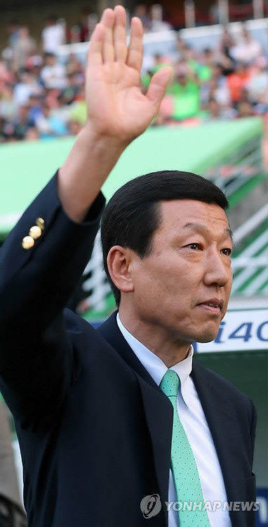 ▲ 지난 30일 경남FC전에 임하는 최강희 전북 현대 감독. 관중들을 향해 손을 흔들며 인사를 하고 있다.ⓒ연합뉴스