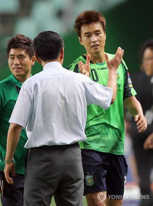 ▲ 지난 30일 경남FC전에 나선 전북 현대의 최강희 감독, 이동국 선수. 서로 하이파이브를 하고 있다. 이날 이동국 선수는 2골을 기록했다.ⓒ연합뉴스