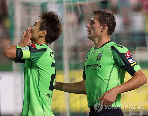 ▲ 지난 30일 경남FC전에 나선 전북 현대의 이동국 선수(왼쪽)와 캐빈 선수(오른쪽). 이날 두 사람은 2골씩 합작하면서 4대0 대승을 이끌었다.ⓒ연합뉴스