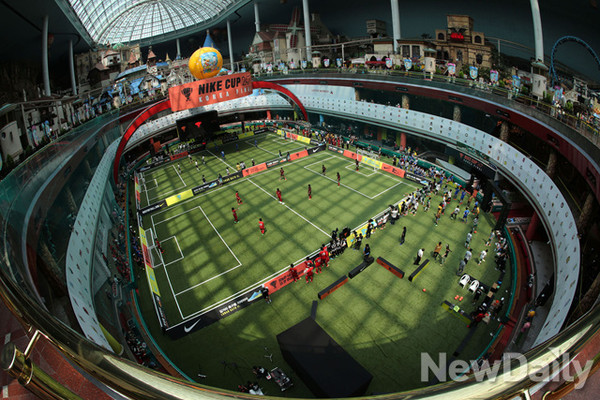 ▲ 잠실 롯데월드 아이스링크에 조성된 인조잔디 축구장.ⓒ나이키