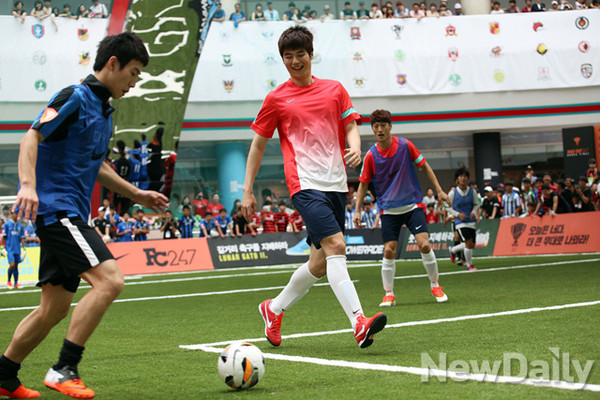 ▲ 일반인과 축구를 즐기고 있는 기성용 선수.ⓒ나이키