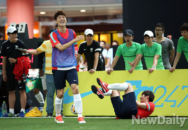 ▲ 일반인과 축구를 즐기고 있는 이청용 선수.ⓒ나이키