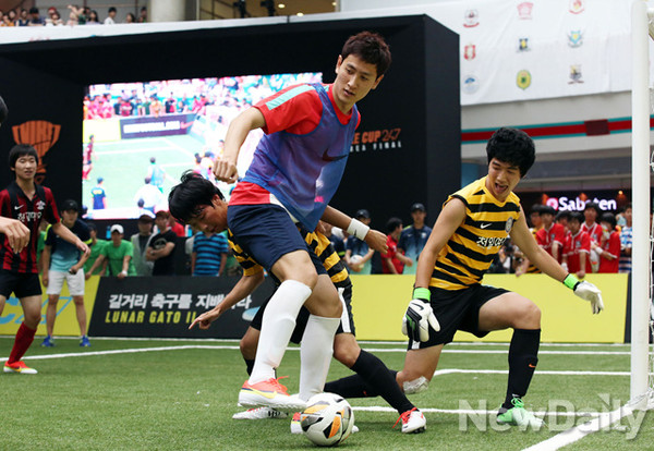 ▲ 일반인과 축구를 즐기고 있는 지동원 선수.ⓒ나이키