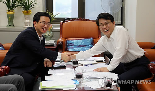 ▲ 윤상현 새누리당 원내수석부대표(오른쪽)와 정성호 민주당 원내수석부대표가 2일 국회에서 만나 [NLL 포기 논란]을 논의하며 악수하고 있다. ⓒ연합뉴스