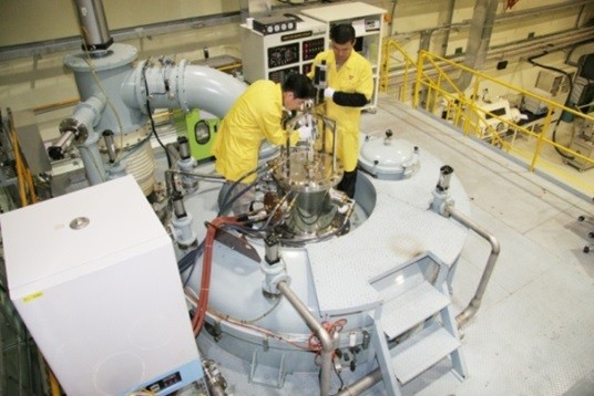 ▲ 한국원자력연구원의 원심분무 핵연료 분말 제조 시설